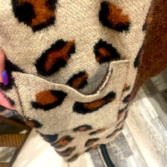 Leopard print cardigan with pockets! - Picture 2 of 3